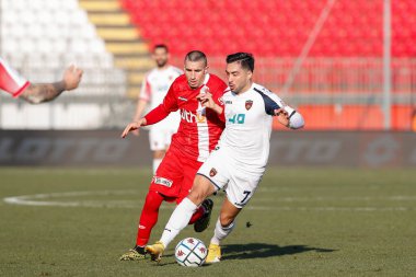 İtalya, Monza, 16 Ocak 2021: Jaime Baez Stabile (Cosenza forveti) futbol maçının ilk yarısındaki ilk yarı için mücadele etmektedir.