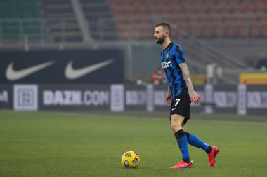 İtalya, Milan, 17 Ocak 2021: Marcelo Brozoviç (orta saha oyuncusu) futbol maçının ilk yarısında ön sahada top sürüyor FC INTER - JUVENTUS, Serie A 2020-2021 gün 18, San Siro Stadyumu