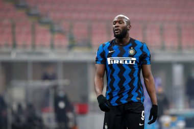 İtalya, Milan, 17 Ocak 2021: Romelu Lukaku (Inter forvet), FC INTER - JUVENTUS, Serie A 2020-2021, San Siro Stadyumu, FC INTER maçının ilk yarısındaki iyi bir maçı kaçırdığı için üzgün.