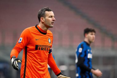 İtalya, Milan, 17 Ocak 2021: Samir Handanoviç (Inter kaleci), FC INTER - JUVENTUS, Serie A 2020-2021, San Siro Stadyumu, FC INTER maçının ikinci yarısında hakem çağrısı için hayal kırıklığına uğradı.