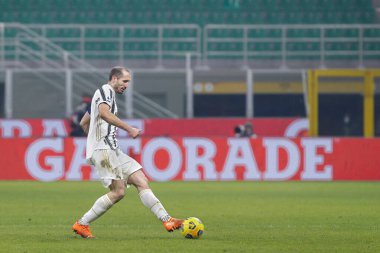 İtalya, Milan, 17 Ocak 2021: Giorgio Chiellini (Juventus defans oyuncusu) FC INTER - JUVENTUS, Serie A 2020-2021, San Siro Stadyumu, FC INTER maçının ikinci yarısında ön sahada pas attı.