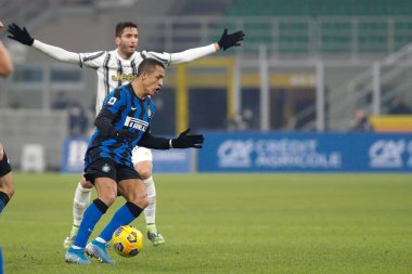 İtalya, Milan, 17 Ocak 2021: Alexis Sanchez (Inter forvet) FC INTER - JUVENTUS, Serie A 2020-2021, San Siro Stadyumu, FC INTER - JUVENTUS maçının ikinci yarısında topu arka sahada savundu.