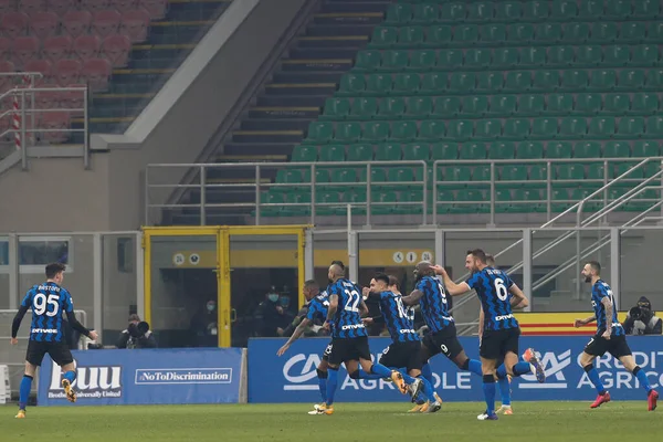 Włochy Mediolan Styczeń 2021 Nicolo Barella Inter Midfielder Świętuje Kolegami — Zdjęcie stockowe