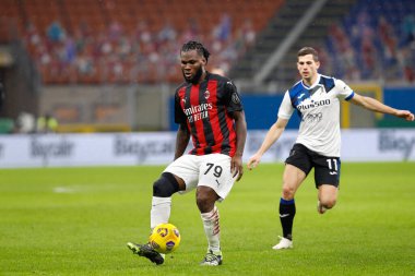 İtalya, Milan, 23 Ocak 2021: Frank Kessie (Milan orta saha oyuncusu) ikinci yarıda ATALANTA, Serie A 2020-2021, San Siro Stadyumu 'na karşı AC MILAN maçında pas attı.