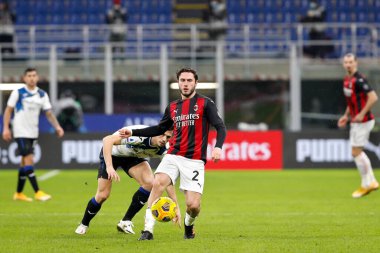 İtalya, Milan, 23 Ocak 2021: Davide Calabria (Milan defander9 ikinci yarıda orta sahada top sürüyor AC MILAN ATALANTA, Serie A 2020-2021, San Siro Stadyumu