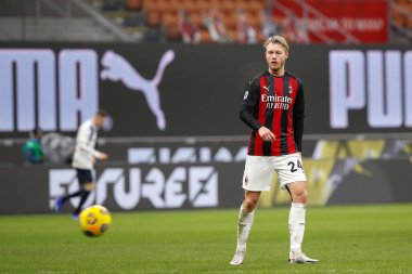 İtalya, Milan, 23 Ocak 2021: Simon Kjaer (Milan defans oyuncusu) futbol maçının ikinci yarısındaki arka pas vuruşu AC MILAN ATALANTA, Serie A 2020-2021 gün 19, San Siro Stadyumu