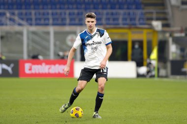 İtalya, Milan, 23 Ocak 2021: Berat Djimsiti (Atalanta defans oyuncusu) futbol karşılaşması AC MILAN ATALANTA, Serie A 2020-2021, San Siro Stadyumu, San Siro maçının ikinci yarısında ön sahada top sürüyor