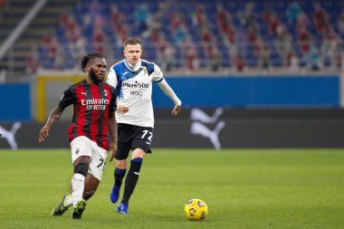 İtalya, Milan, 23 Ocak 2021: Frank Kessie (Milan orta saha oyuncusu) ikinci yarıda ATALANTA, Serie A 2020-2021, San Siro Stadyumu 'na karşı AC MILAN maçında pas attı.