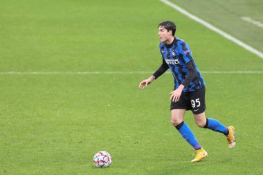 İtalya, Milan, 9 Aralık 2020: Alesandro Bastoni (İç defans oyuncusu) futbol maçının ikinci yarısında top sürüyor FC INTER - SHAKHTAR DONETSK, Şampiyonlar Ligi 2020 / 2021 Day6, San Siro stadyumu