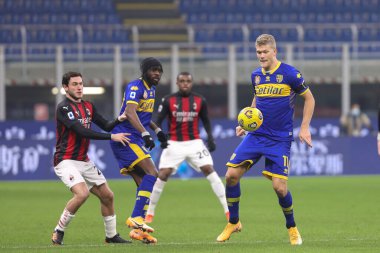 İtalya, Milan, 13 Aralık 2020: Andreas Cornelius (Parma forvet) futbol maçının ilk yarısında ön sahada top kontrolü AC MILAN - PARMA, Serie A 2020-2021