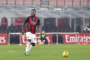 İtalya, Milan, 13 Aralık 2020: Frank Kessie (Milan orta saha oyuncusu) futbol maçının ikinci yarısında ön sahada top sürüyor AC MILAN - PARMA, Serie A 2020-2021 gün 11, San Siro Stadyumu