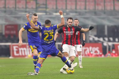 İtalya, Milan, 13 Aralık 2020: Hakan Calhanoğlu (Milan orta saha oyuncusu) futbol maçının ikinci yarısında AC MILAN - PARMA, Serie A 2020-2021, San Siro Stadyumu