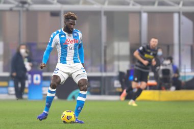 İtalya, Milan, 16 Aralık 2020: Tiemoue Bakayoko (Napoli orta saha oyuncusu) FC INTER - NAPOLI, Serie A 2020-2021 gün 12, San Siro Stadyumu, FC INTER - NAPOLI maçında arka sahada pas attı.