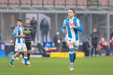 İtalya, Milan, 16 Aralık 2020: Piotr Zielinski (Napoli orta saha oyuncusu) FC INTER - NAPOLI, Serie A 2020-2021, San Siro Stadyumu maçının ilk yarısında arka sahada koşuyor.