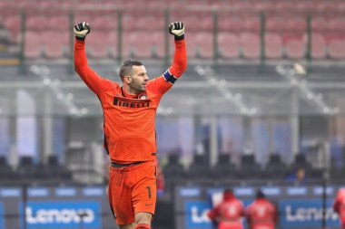 İtalya, Milan, 16 Aralık 2020: Samir Handanoviç (İç kaleci), FC INTER, NAPOLI, Serie A 2020-2021, San Siro Stadyumu maçının sonunda zaferini kutladı.