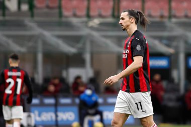 İtalya, Milan, 26 Ocak 2021: Zlatan Ibrahimoviç (Milan forvet) futbol maçında yeni görünümlü saç stiliyle FC INTER - AC MILAN, QF Coppa Italia 2020-2021, San Siro Stadyumu