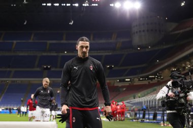 İtalya, Milan, 26 Ocak 2021: Zlatan Ibrahimoviç (Milan forvet) futbol karşılaşması sırasında ısındıktan sonra sahadan ayrıldı. INTER - AC MILAN, QF Coppa Italia 2020-2021, San Siro Stadyumu