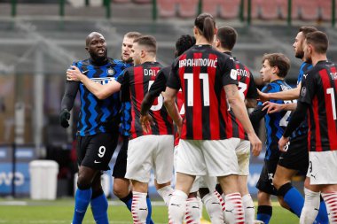 İtalya, Milan, 26 Ocak 2021: Lukaku (Inter forvet) ve Ibrahimoviç (Milan forvet) ilk yarıda FC INTER - AC MILAN, QF Coppa Italia 2020-2021, San Siro Stadyumu