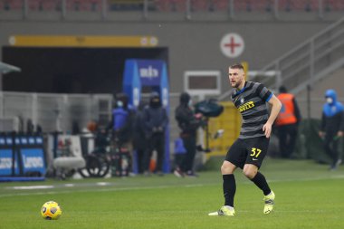 İtalya, Milan, 30 Ocak 2021: Milan Skriniar (İç defans oyuncusu) FC INTER - BENEVENTO, Serie A 2020-2021, San Siro Stadyumu, FC INTER - BENEVENENENENTO maçının ilk yarısında ön sahada atış yaptı.