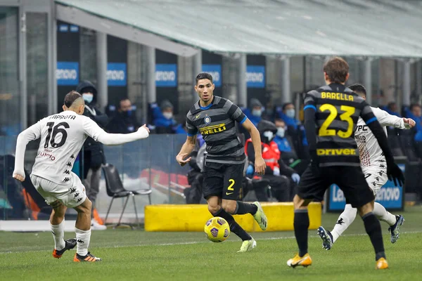 Itália Milão Janeiro 2021 Achraf Hakimi Inter Defensor Passe Tiro — Fotografia de Stock