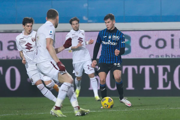 İtalya, Bergamo, 6 Şubat 2021: Matteo Pessina (Atalanta orta saha) ikinci yarıda ATALANTA-TORINO, Serie A 2020 / 2021, Gewiss Stadyumu, Gewiss Stadyumu 'nda ikinci yarıda arka sahada pas attı.