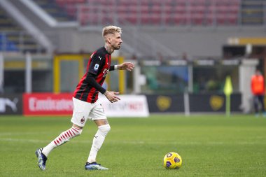 İtalya, Milan, 7 Şubat 2021: Samuel Castillejo (Milan) futbol maçının ikinci yarısında ön sahada top sürüyor AC MILAN - CROTone, Serie A 2020-2021, San Siro Stadyumu