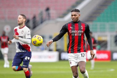 İtalya, Milan, 7 Şubat 2021: Rafael Leao (Milan forvet) futbol maçının ilk yarısında ön sahada top kontrolü AC MILAN - CROTONE, Serie A 2020-2021