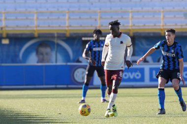 İtalya, Milan, 11 Şubat 2021: Ebrima Darboe (Roman orta saha oyuncusu), FC INTER-AS ROMA Primavera1 2020-2021 tarihlerinde Breda Stadyumu 'na karşı ilk yarıda orta sahada pas attı.