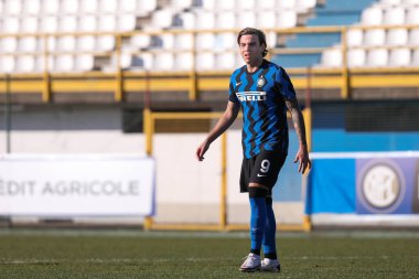 İtalya, Milan, 11 Şubat 2021: Matias Fonseca (Inter forvet), FC INTER-AS ROMA Primavera1 2020-2021 tarihleri arasında Breda Stadyumu 'nda oynanan ilk yarıda kaleci atışını bekliyor.
