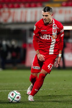 İtalya, Monza, 12 Şubat 2021: Dany Mota (Monza forveti), AC MONZA - PISA, Serie B 2020-2023 _ U-Power Stadyumu maçının ilk yarısında Pisa 'nın penaltı bölgesinde top sürüyor.