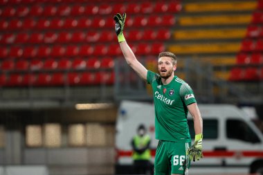 İtalya, Monza, 12 Şubat 2021: Stefano Gori (Pisa kalecisi), AC MONZA - PISA, Serie B 2020-2023 _ U-Power Stadyumu maçının ilk yarısında takım arkadaşlarına tavsiyelerde bulundu.