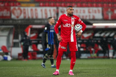 İtalya, Monza, 12 Şubat 2021: Kevin-Prince Boateng (Monza orta saha oyuncusu) futbol karşılaşması AC MONZA-PISA, Serie B 2020-2023 _ U-Power Stadyumu maçında penaltı atışına hazır