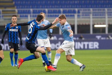 İtalya, Milan, 14 Şubat 2021: Ciro Immobile (Lazio forveti) futbol maçının ilk yarısında top için mücadele eder FC INTER - SS LAZIO, Serie A 2020-2021 gün 22, San Siro Stadyumu