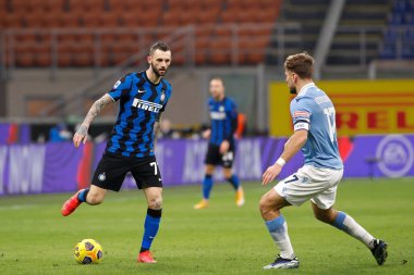 İtalya, Milan, 14 Şubat 2021: Marcelo Brozovic (Inter orta saha oyuncusu) futbol maçının ilk yarısında arka sahada top sürüyor FC INTER - SS LAZIO, Serie A 2020-2021 Day22, San Siro Stadyumu