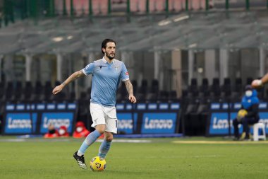 İtalya, Milan, 14 Şubat 2021: Luis Alberto (Lazio orta saha oyuncusu) FC INTER - SS LAZIO, Serie A 2020-2021, San Siro Stadyumu, FC INTER - SS LAZIO maçının ilk yarısındaki ön sahada topu aldı.