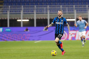 İtalya, Milan, 14 Şubat 2021: Marcelo Brozovic (Inter orta saha oyuncusu), FC INTER-SS LAZIO, Serie A 2020-2021 gün 22, San Siro Stadyumu maçının ikinci yarısında ön sahada topu aldı.
