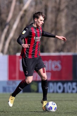 İtalya, Milan, 14 Şubat 2021: Olzer Giacomo (Milan forvet) futbol maçı sırasında ön sahada top sürüyor AC MILAN - EMPOLI, Primavera1 2020-2021 Gün 6, Centro Vismara