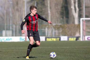 İtalya, Milan, 14 Şubat 2021: Olzer Giacomo (Milan forvet), AC MILAN - EMPOLI, Primavera1 2020-2021, Centro Vismara maçında penaltı sahasına saldırdı