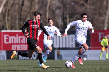 İtalya, Milan, 14 Şubat 2021: Marco Nasti (Milan forvet), AC MILAN - EMPOLI, Primavera1 2020-2021, Centro Vismara maçında penaltı sahasına saldırdı.