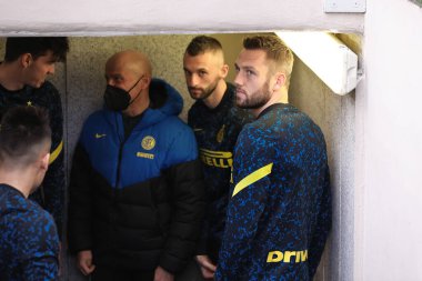 İtalya, Milan, 21 Şubat 2021: Stefan De Vrij (İç defans) futbol maçında takım arkadaşlarıyla birlikte tünelde AC MILAN - FC INTER, Serie A 2020-2021, San Siro stadı