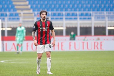İtalya, Milan, 21 Şubat 2021: Sandro Tonali (Milan orta saha oyuncusu), AC MILAN FC INTER, Serie A 2020-2021 gün 23, San Siro Stadyumu 'nda oynanan maçın ilk yarısındaki kaleci atışını bekliyor.