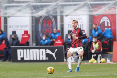 İtalya, Milan, 21 Şubat 2021: Simon Kjaer (Milan defans oyuncusu) ikinci yarıda FC INTER, Serie A 2020-2021, San Siro Stadyumu, AC MILAN vs FC INTER maçında arkadan pas attı.