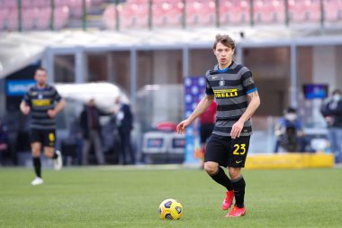 İtalya, Milan, 28 Şubat 2021: Nicolo Barella (Inter orta saha oyuncusu) FC INTER - GENOA, Serie A 2020-2021, San Siro Stadyumu, FC INTER maçının ilk yarısında fornt sahasında topu aldı.