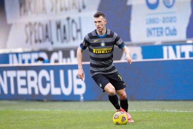 İtalya, Milan, 28 Şubat 2021: İvan Perisiç (İç saha oyuncusu) futbol maçının ilk yarısında ön sahada top sürüyor FC INTER - GENOA, Serie A 2020-2021 gün 24, San Siro Stadyumu