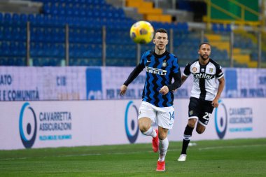 İtalya, Parma, 4 Mart 2021: İvan Perisiç (İç saha) futbol maçının ilk yarısında topu arka sahada savundu PARMA - FC INTER, Serie A 2020-2021, Tardini stadyumu,