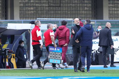 İtalya, Verona, 7 Mart 2021: Pioli (Milan teknik direktörü) ve Juriç (Hellas Verona) futbol karşılaşması öncesinde birbirlerini selamladılar HELLAS VERONA - AC MILAN, Serie A 2020-2021 gün 26, Bentegodi Stadyumu