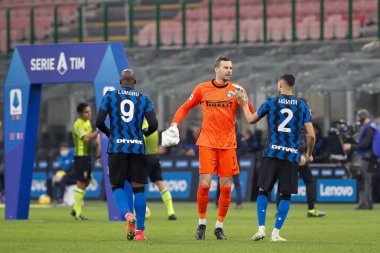 İtalya, Milan, 8 Mart 2021: Samir Handanoviç (Inter kaleci), futbol karşılaşması öncesinde takım arkadaşlarını ATALANTA, Serie A 2020-2021 tarihlerinde San Siro Stadyumu 'na karşı kışkırttı.