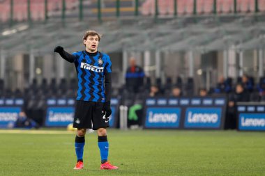 İtalya, Milan, 8 Mart 2021: Nicolo Barella (Inter orta saha oyuncusu) FC INTER ATALANTA, Serie A 2020-2021 Day26, San Siro Stadyumu 'ndaki ilk yarıda takım arkadaşlarına tavsiyelerde bulundu.