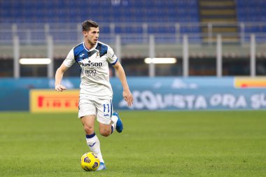 İtalya, Milan, 8 Mart 2021: Remo Freuler (Atalanta orta saha oyuncusu) FC INTER ATALANTA, Serie A 2020-2021, San Siro Stadyumu, FC INTER maçının ilk yarısında topu ön sahada aldı.