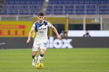 İtalya, Milan, 8 Mart 2021: Ruslan Malinovskyi (Atalanta orta saha oyuncusu), FC INTER ile ATALANTA, Serie A 2020-2021 gün 26, San Siro Stadyumu maçının ilk yarısında penaltı sahasına saldırdı.